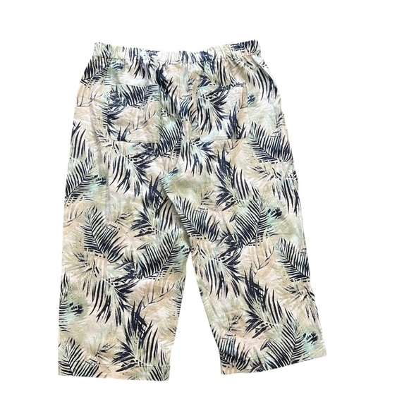 Chico’s Luxe Leaves Linen Saba Capri Pants - Picture 6 of 9